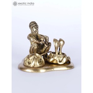 Petite statue en laiton de 3 pouces de Charmeur de serpent indien (Sapera) Sculpture décorative de table faite à la main en Inde - Product Image 2