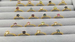 Lote de Anillos de Latón al por Mayor de Fábrica con Engaste de Gemas Surtidas, Anillos de Piedras de Nacimiento Mixtas Chapados en Oro Personalizados a Granel - Product Image 4