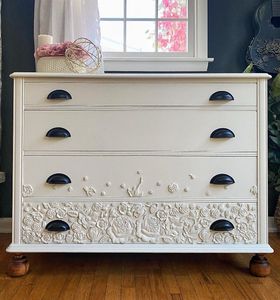 Commode de luxe artisanale en bois massif à 4 tiroirs, avec relief floral orné de roses, finition blanc antique - Product Image 1