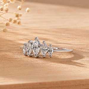 Bague de fiançailles en or massif 10K 14K 18K avec 5 diamants de laboratoire taille marquise 0,51 ct, couleur R, clarté VVS - Product Image 3