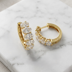 Pendientes de Aro Huggie con Diamantes Cultivados en Laboratorio de Oro Amarillo, Corte Ovalado de 2.00CTW, Engaste de Puntas Compartidas, Pequeños y Delicados, para Mujer, Regalo de Boda, Fiesta - Product Image 1