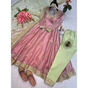 Ensemble de vêtements de fête pour femmes de créateur avec paillettes brodées et moti Work - Product Image 4