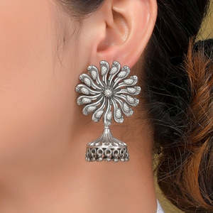 Pendientes Elegantes Estilo Jhumki de Meera Jaipur Mayuri para Mujer - Product Image 1