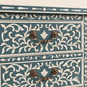 Mesita de Noche Premium con Incrustaciones de Hueso en Verde Azulado, con 3 Cajones, Gabinete de Almacenamiento Floral Hecho a Mano con Diseño Moderno - Product Image 5