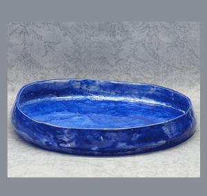 Bandeja de servir moderna de resina para decoración interior contemporánea que agrega un toque artístico a los elementos funcionales de servicio. - Product Image 1