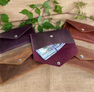 Cartera de Cuero de Exquisita Artesanía, Delgada y Larga, Tipo Sobre, con Monedero, Porta Tarjetas y Ranuras para Monedas - Product Image 1
