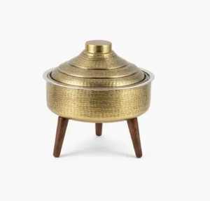 Plat de service en acier inoxydable de qualité supérieure, chauffe-plat en métal martelé avec base en bois et couvercle - Product Image 5
