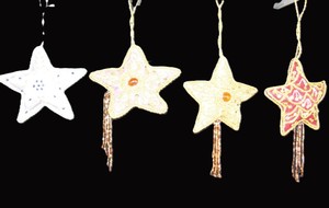 Adornos Navideños Acrílicos Cuadrados Hechos a Mano, Decoraciones de Lujo para Árboles de Navidad con Bordado a Mano Zari Dabca - Product Image 6