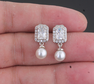 Pendientes de Lujo de Nácar Natural con Detalles de Circonita Cúbica, Pendientes Colgantes Plateados con Circonita Cúbica Brillante, a la Moda - Product Image 1