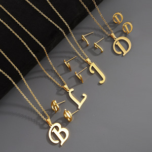 Conjunto <span class=keywords><strong>de</strong></span> Collar y Pendientes Delicados con 26 Letras, Joyería <span class=keywords><strong>de</strong></span> Titanio para Hombre, Acero Inoxidable, Resistente al Deslustre, Colgante con Iniciales Doradas para Mujer - Product Image 2
