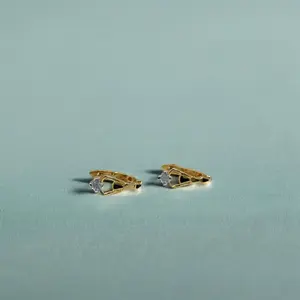 Modernos Pendientes de Aro con Diseño Triangular y Diamantes en Oro de 22K con Acento de Esmalte Negro, Joyería Elegante para Mujer - Product Image 3