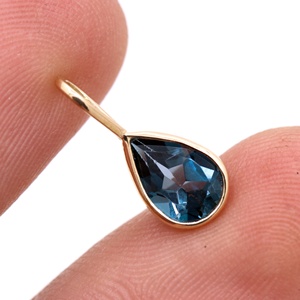 Colgante Solitario de Oro Amarillo Sólido de 14K con Topacio Azul de Londres Natural de Corte Pera y Engaste de Bisel Facetado, Joyería Fina al por Mayor - Product Image 2