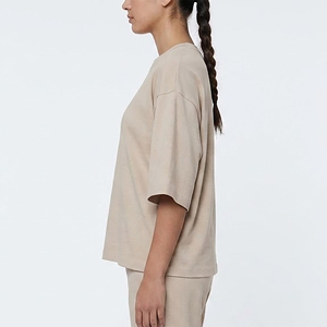 เสื้อยืดคอกลมแขนสั้นแฟชั่นขายดี คุณภาพพรีเมียม ผ้าฝ้าย 100% สำหรับผู้หญิง สกรีนโลโก้ด้วยผ้าไหมตามสั่ง - Product Image 5