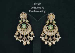 Boucles d'oreilles pendantes Kundan plaquées or, en laiton, à motifs floraux, style ethnique, pour femmes, pour mariage, fête, occasions festives. - Product Image 6