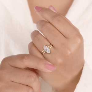 แหวนหมั้นมอสซาไนต์ ดีไซน์หรูหรา ประดับเพชรข้าง แหวนเจ้าสาว เงินแท้ 925 ชุบทอง 14K เครื่องประดับงานแต่งงาน - Product Image 4