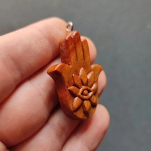 Colgante de madera con diseño de mano de Hamsa, ojo y flor, hecho de madera natural para decoración del hogar o fabricación de joyas - Product Image 2