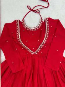 Magnifique robe Anarkali indienne pakistanaise rouge en soie Chinon, broderie artisanale, pour fêtes, mariages, occasions décontractées, vêtements traditionnels pour femmes. - Product Image 4