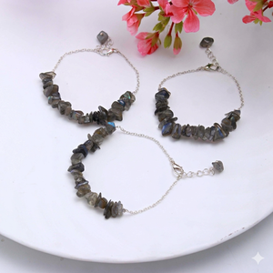 สร้อยข้อมือหินดิบสีชมพูขายส่ง ลูกปัดคริสตัลสีขาวรูปทรงไม่สม่ำเสมอ ของขวัญแทนใจ สร้อยข้อมือหินธรรมชาติแบบไม่เจียระไนสำหรับ Apple Watch - Product Image 1