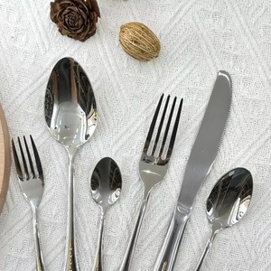 Juego de cubiertos de acero inoxidable diseñado con un acabado de espejo de primera calidad que realza la elegancia en cada mesa de comedor. - Product Image 2