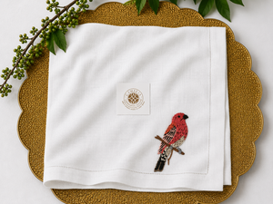 Servilleta de lino con diseño de pinzones rojos, los bordes vivos transmiten una energía festiva y animada. - Product Image 1