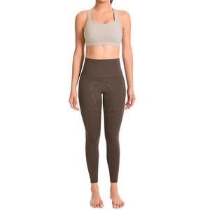 Conjunto de yoga para mujer de alta calidad con material suave que ofrece soporte y comodidad para yoga y fitness - Product Image 4