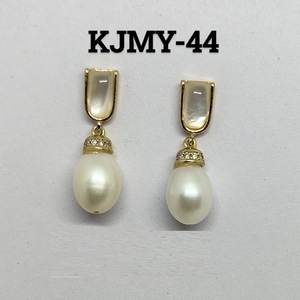 Boucles d'oreilles en perles minimalistes tendance de qualité supérieure pour le bureau, les occasions décontractées et les soirées, disponibles à la vente - Product Image 5