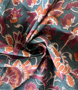 Tela de algodón floral estampada a mano en color verde azulado con motivos mogoles, tela de algodón con estampado de enredaderas florales. - Product Image 1