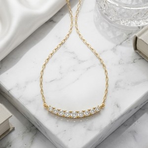 Collar con colgante de barra curva con engaste de puntas brillantes redondas de 1.00 quilates - Product Image 1