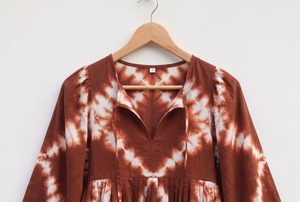 Blusa de algodón tie-dye estilo bohemio para mujer, hecha a mano con estampado de bloques, cuello en V, manga globo, borlas de encaje, transpirable, informal, OEM ODM - Product Image 2