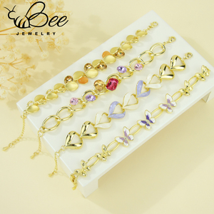 Exclusivo y Elegante Brazalete de Cristal Color Latón para Mujer, Chapado en Oro de 14k, con Forma de Corazón y Mariposa, Esmaltado, Hecho a Mano - Product Image 3