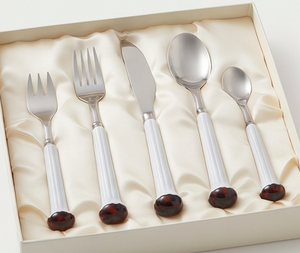 Ensemble de couverts classiques avec manches en céramique blanche et accents rouges, ensemble de vaisselle en acier inoxydable 5 pièces, passe au lave-vaisselle - Product Image 6