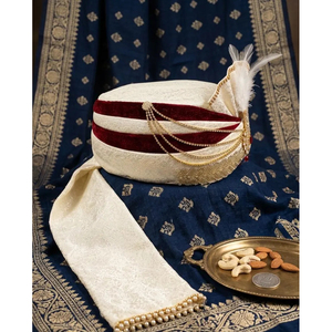 ชุดเชอร์วานีกำมะหยี่สีแดงเข้มแบบราชวงศ์ ผ้าโพกหัวผ้าไหมสีงาช้าง พร้อมผ้าโพกศีรษะประดับมุกแบบคาลกี - Product Image 3