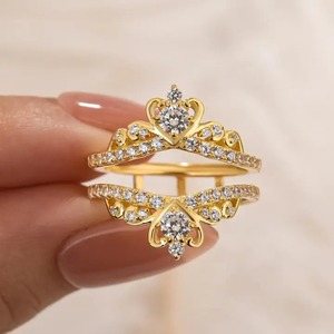 Anneau de mariage et de fiançailles de qualité supérieure en moissanite 925, forme couronne, en argent sterling plaqué or jaune et or blanc. - Product Image 1