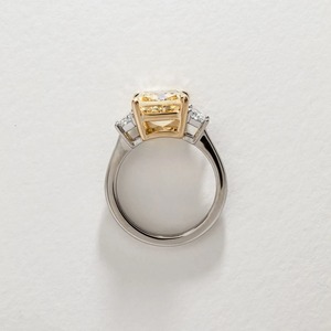 Anillo de Compromiso Personalizado de Lujo en Oro Amarillo de 14 Quilates con Diamante de Corte Cojín de 5 Quilates y Tres Piedras Laterales en Forma de Trapezoide, Fabricante de Joyería Fina OEM ODM - Product Image 3