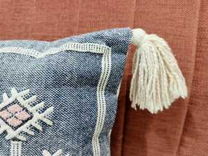 Funda de Cojín Lumbar Cuadrada Bordada a Mano con Diseño Tribal Geométrico Bohemio en Azul y Rosa con Borlas de Algodón para Uso Doméstico Antiácaros - Product Image 4