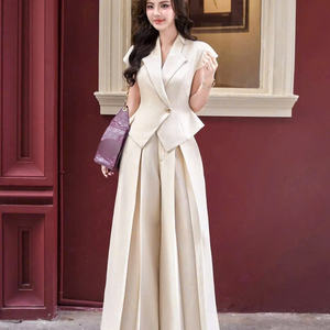 Ensemble deux pièces d'été pour femmes, vêtements confortables, mode naturelle, lavables, emballage personnalisé, fabriqué au Vietnam. - Product Image 1