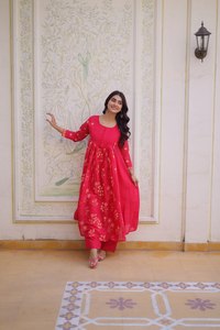Elegante Conjunto de Kurta de Seda Rosa, Kurti de Diseñador con Bordado Detallado, Atuendo Étnico Ligero para Ocasiones Festivas - Product Image 3