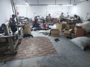 ชุด MMA แบบกำหนดเองพร้อมโลโก้ สีดำ-น้ำเงิน ทำจากนีโอพรีน ป้องกันหน้าแข้งและหลังเท้า รุ่น MC-340 สำหรับฝึกซ้อมต่อสู้ในกรง (Cage Fighting) และ Vale Tudo ผลิตในประเทศปากีสถาน - Product Image 4
