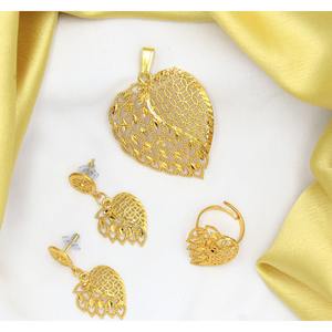 Pendentif designer en alliage de laiton plaqué or avec boucle d'oreille chaîne pendentif ensemble pendentifs bijoux de créateur d'exportation traditionnelle à la mode - Product Image 4