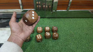 Gros dés en bois d'acacia prix de gros gros gros dés en bois de 7cm de haute qualité par SANIYA HANDICRAFT - Product Image 4