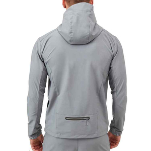 เสื้อแจ็คเก็ตผู้ชายแบบมีฮู้ด ผ้า softshell กันน้ำ ซิปแบบรูด คอตั้ง ทรงปกติ สำหรับกิจกรรมกลางแจ้ง เดินป่า สีเทา โพลีเอสเตอร์ รับผลิตตามแบบ OEM - Product Image 3