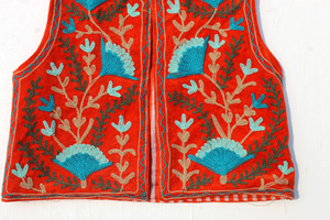 Chaleco de terciopelo floral Suzani bordado sin mangas para mujer, chaleco corto de invierno de algodón con relleno de algodón - Product Image 3
