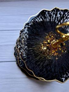 Soporte para Pastel de Resina Hecho a Mano con Acabado Moderno y Lujoso para Fiestas por madiha art and crafts - Product Image 4