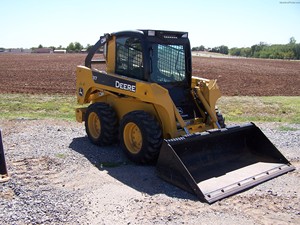 Chargeuse compacte John Deere 331G 2026 avec hydraulique à haut débit 2 vitesses, commande de conduite, auto-nivellement hydraulique, commande marche/arrêt et attache rapide - Product Image 5