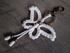 Lindo llavero de macramé con forma de mariposa verde, objeto decorativo adecuado para mujeres, niñas y para regalo, venta al por mayor desde India. - Product Image 6