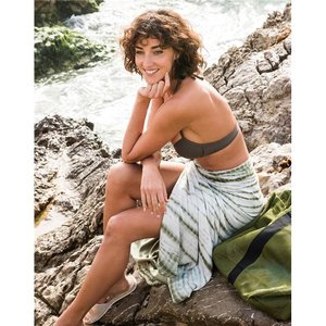 Paréo de plage Tie-Dye 2-en-1 du fabricant : écharpe en polyester et viscose à l'avant, serviette à l'arrière - Product Image 1