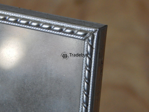 Cadre photo élégant en métal, accent décoratif haut de gamme pour la maison par Tradebyd - Product Image 4