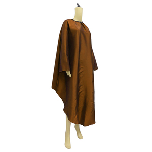 Cape de Barbier Professionnelle Personnalisée à Fermeture à Boutons, Imperméable en Polyester, Imprimée en Sérigraphie, pour Coiffure, Salon, Unisexe, Styliste - Product Image 1