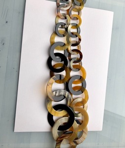 Collar de Cuerno de Búfalo Moderno y Ecológico Hecho a Mano, Fabricación India, Cadenas con Incrustaciones de Perlas, Diseño Único, Regalo de Boda - Product Image 4