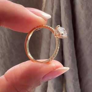 Bague de fiançailles solitaire moderne en or 14 carats avec diamant ovale de laboratoire de 1,25 carat, halo caché, style classique, certifiée IGI, vente en gros - Product Image 6